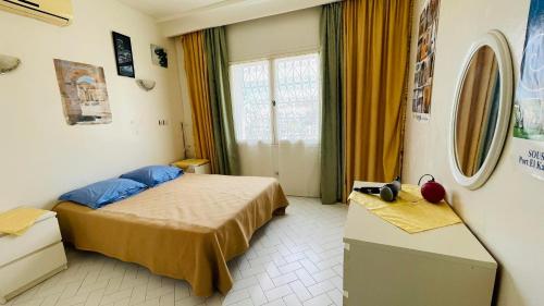 una camera d'albergo con letto e finestra di Bungalow S+1 à Kantaoui, Sousse, avec Vue Panoramique Exquise a Sousse
