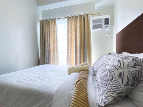Una cama o camas en una habitación de The Loop North Tower