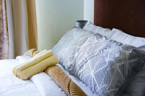 Una cama o camas en una habitación de The Loop North Tower