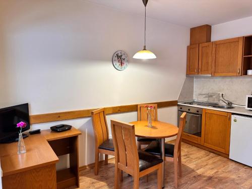 Kuchyň nebo kuchyňský kout v ubytování Studio Royal Plaza sleeps 4 Prime location, distance to ski lift - 50M