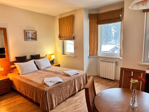 Postel nebo postele na pokoji v ubytování Studio Royal Plaza sleeps 4 Prime location, distance to ski lift - 50M