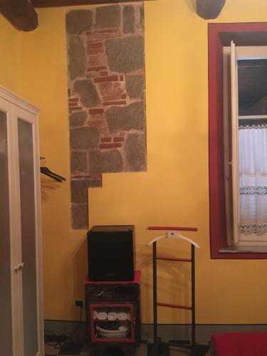 a corner of a room with a tv on a wall at L'ARCO E' DI FIO in Camaiore