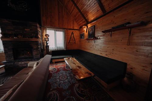 sala de estar con sofá y chimenea en Bolu'da dağ evi, en Demirciler