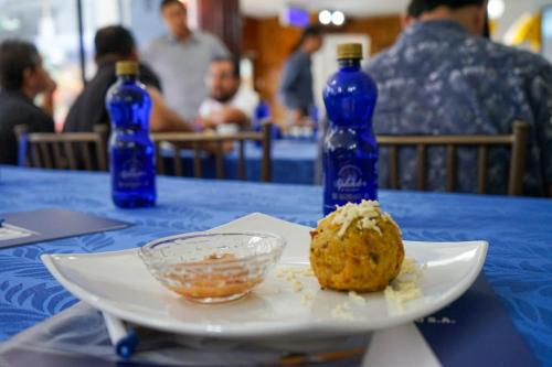 a plate with a cookie and two bottles of water at Hotel Bucaneiro in Manta