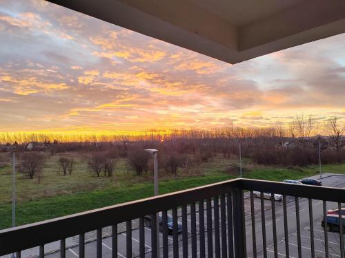 balcone con vista sul tramonto. di Apartman SM a Sremska Mitrovica