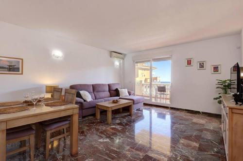 Spacious 2 bedroom apartment with sea view!