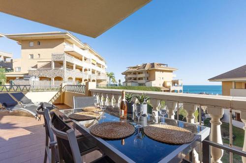 Spacious 2 bedroom apartment with sea view!