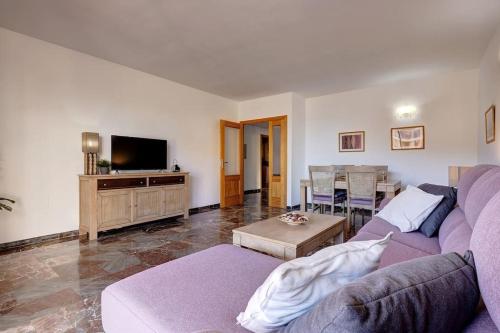 Spacious 2 bedroom apartment with sea view!