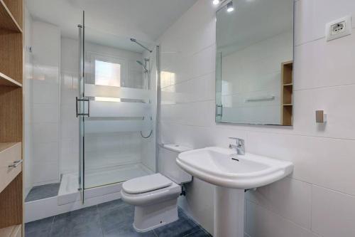 Spacious 2 bedroom apartment with sea view!