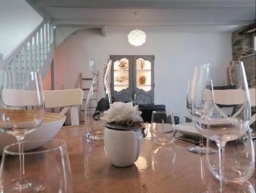 une table de salle à manger avec des verres à vin dessus dans l'établissement Ty Baz, à Ploubazlanec