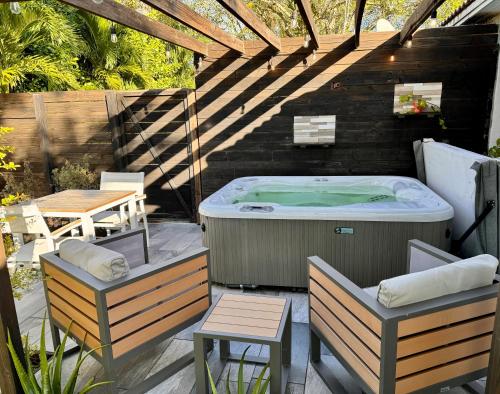 Fotografie z fotogalerie ubytování HOT TUB HOUSE ON GOLF COURSE! 10 MINs TO THE BEACH v Miami