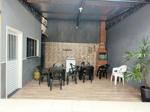 een groep tafels en stoelen op een patio bij Casa para aluguel de diárias in Foz do Iguaçu