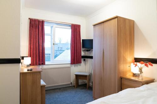 a hotel room with a bed and a window at Dunedin House -Contractors - Business Travellers in Huntly