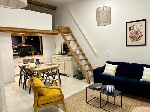 un salon avec un canapé bleu et une table dans l'établissement Le Chaptal • Beau T2 • CLIM • Centre Gare St Roch, à Montpellier