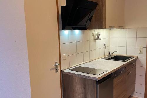 eine Küche mit einer Spüle und einer Arbeitsplatte in der Unterkunft Appartement im Bielefelder Westen in Bielefeld