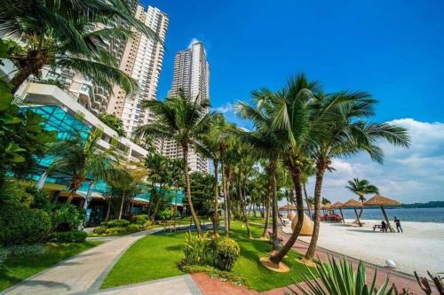 a view of a beach with palm trees and buildings at 海景套房 3房3厕 可8-12人Danga Bay Country Garden YI JIA名宿 in Johor Bahru