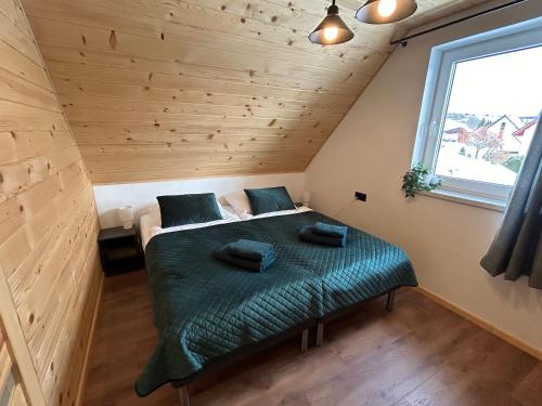 Säng eller sängar i ett rum på Cichata - domek w Bieszczadach