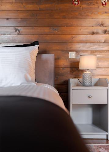 Кровать или кровати в номере Parnassus Woodstone Chalet