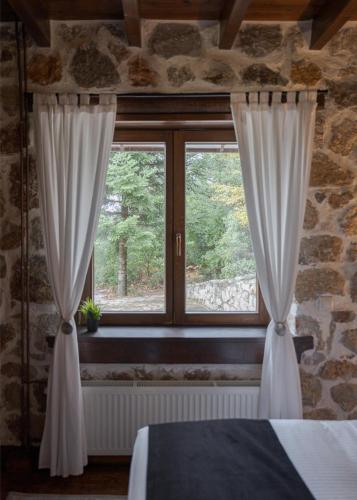Кровать или кровати в номере Parnassus Woodstone Chalet