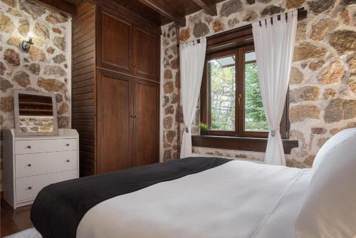 Кровать или кровати в номере Parnassus Woodstone Chalet