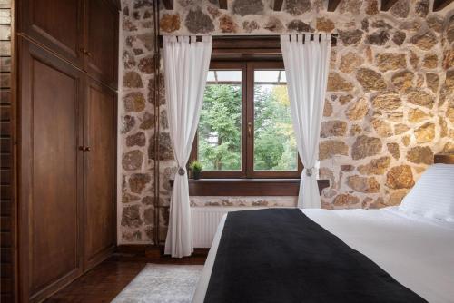 Кровать или кровати в номере Parnassus Woodstone Chalet