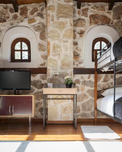 Кровать или кровати в номере Parnassus Woodstone Chalet