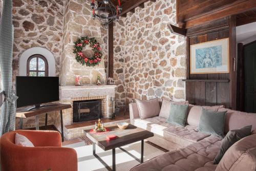 Телевизор и/или развлекательный центр в Parnassus Woodstone Chalet