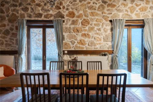 Гостиная зона в Parnassus Woodstone Chalet