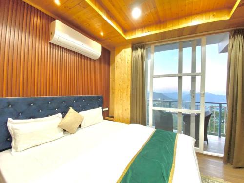 una camera da letto con un letto e una grande finestra di The Walnut Homestay I Kasauli I Perfect Stay a Kasauli