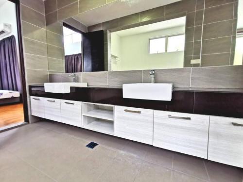 Ванна кімната в Anjung Kajang Luxury Bungalow