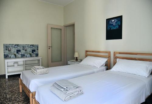 dwa łóżka siedzące obok siebie w pokoju w obiekcie Casavimo w mieście Vimodrone