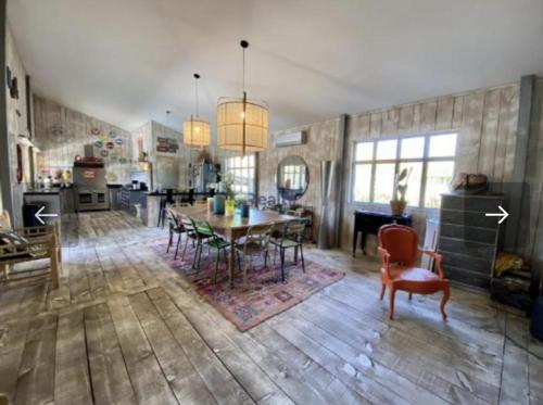 une cuisine et une salle à manger avec une table et des chaises dans l'établissement Villa Andernos, à Andernos-les-Bains