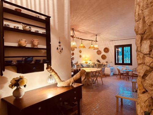 salon ze stołem i jadalnią w obiekcie Villa sul Mare Calalunga Calasetta Sant Antioco w mieście Calasetta