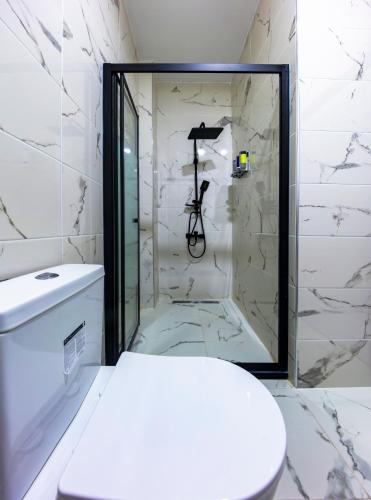 Bilik mandi di Mia Mia Suites