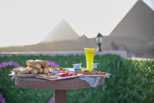 uma bandeja de comida numa mesa com uma bebida em pyramids light show no Cairo