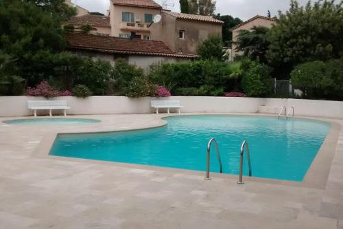 une piscine au milieu d'une maison dans l'établissement Studio rez-de-jardin proche plage et centre ville, à Sainte-Maxime