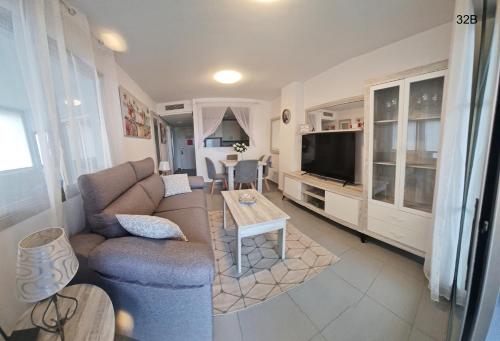 een woonkamer met een bank en een tafel bij TIMORA SEA VIEW New Apart' Hipocampos in Calpe