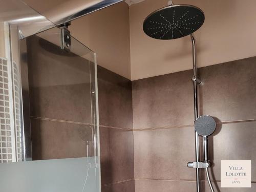 une douche avec une porte vitrée dans une salle de bain dans l'établissement Villa Lolotte - Lecci, à Lecci