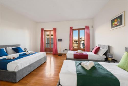 2 camas en una habitación con suelo de madera en Duomo dietro l'angolo, en Milán