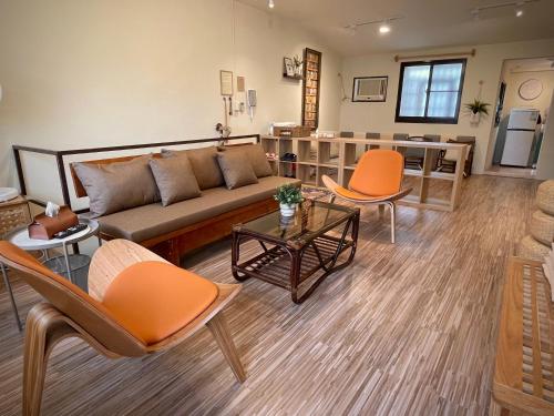 sala de estar con sofá, sillas y mesa en 青青小院 Qing Yard, en Tainan