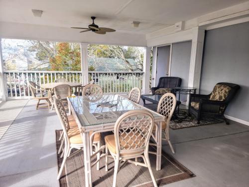 een patio met een tafel en stoelen op een veranda bij Beaufort Harbour Suites and Lodges in Beaufort