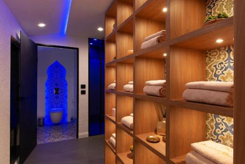 Un baño con estantes de madera con toallas. en Alpine Bell Villa, en Banya