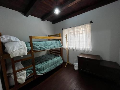 Cette chambre comprend 2 lits superposés et une fenêtre. dans l'établissement Casa San Lorenzo, à Huánuco