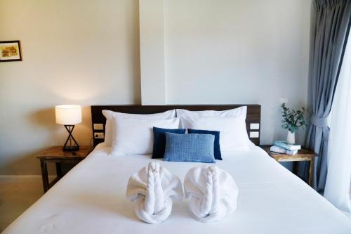 Postel nebo postele na pokoji v ubytování The Langstan Suites