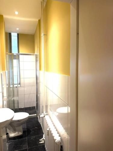 a bathroom with two sinks and a glass shower at Erstklassiges Studio im Zentrum in Berlin