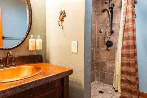 y baño con lavabo y ducha. en Mt. Lemmon Lodge en Loma Linda