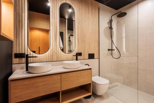 a bathroom with two sinks and a toilet at Stylchyn Park - Czorsztyn Exclusive - by Upstairs in Kluszkowce