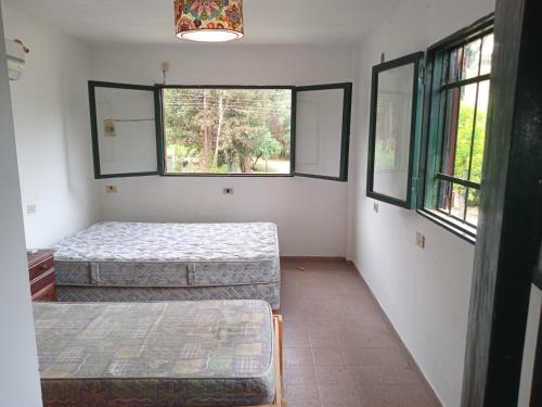 Habitación con 2 camas y 2 ventanas. en LaAzucena2 en Bialet Massé