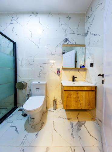 Bilik mandi di Mia Mia Suites