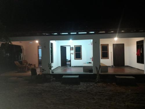 una casa por la noche con las luces encendidas en School Keen Kite Surf, en Kalpitiya